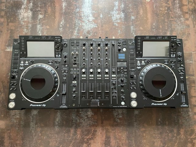 Pioneer DJ Set mit 2x CDJ-2000NXS2 Disc-Playern und DJM-900NXS2 Mixer in Schwarz - Bild 1