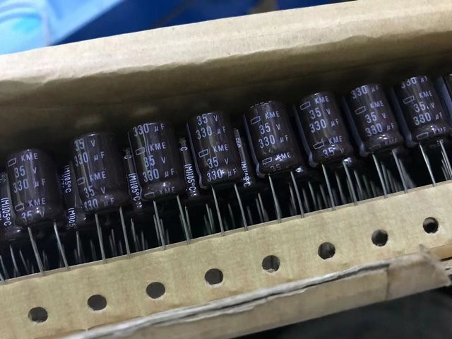 Nippon Chemi-Con KME Serie Aluminium-Elektrolytkondensator 330uF 35V Low ESR, 10 Stück, Farbe: Schwarz, Durchmesser: 10 mm, Höhe: 16 mm - Bild 1