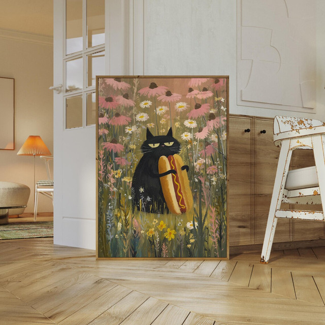 Kunstdruck SHENCHEN Verspielte schwarze Katze mit Hot Dog in Wildblumenfeld, mehrfarbige Wanddekoration im Cottagecore-Stil auf Papier - Bild 1