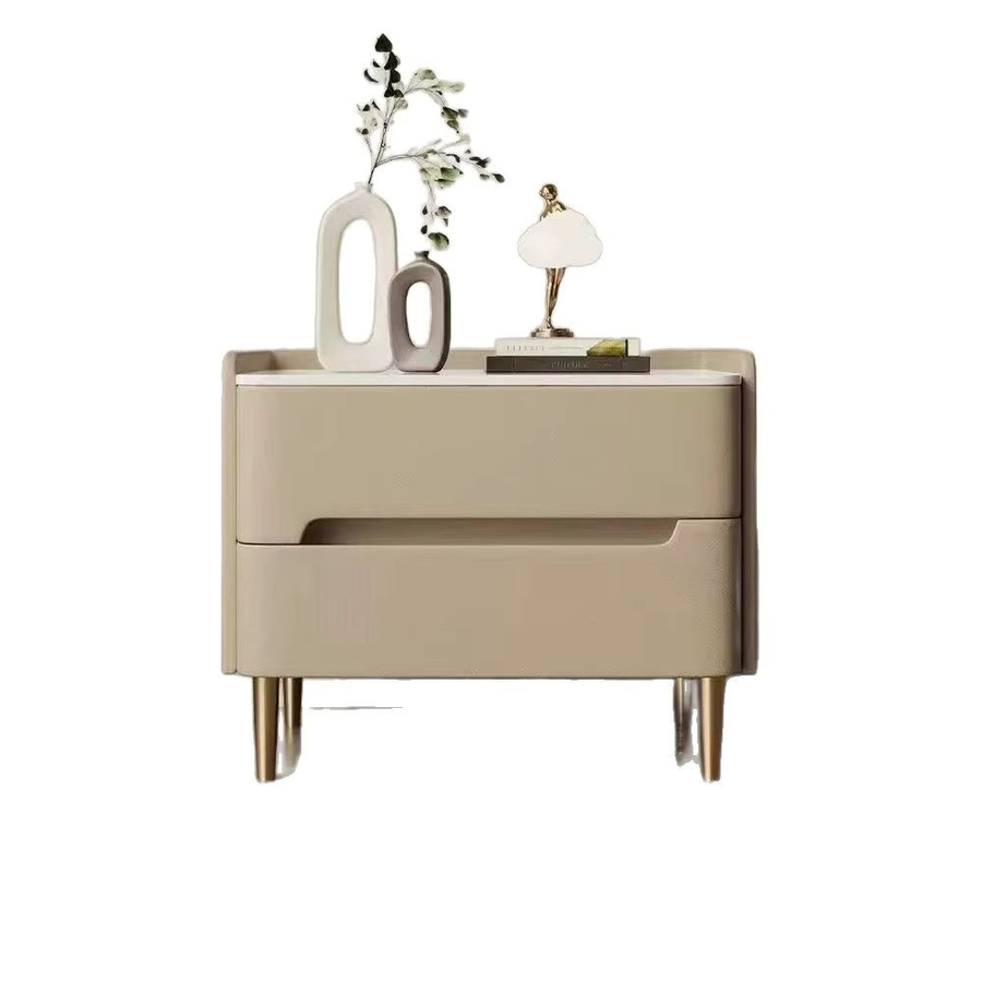 Moderner Nachttisch von MOYU mit glänzender Glasplatte und goldenen Metallbeinen für dein Schlafzimmer - Bild 1