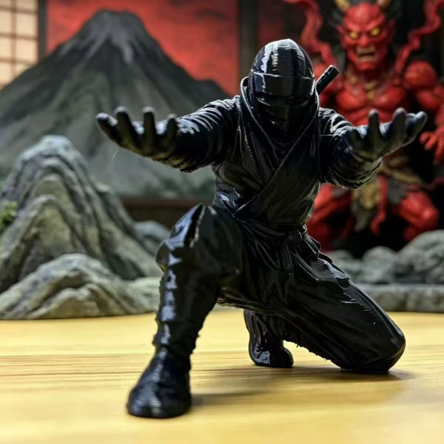 Ninja Stifthalter aus Kunststoff in Schwarz als kreatives Schreibwaren-Aufbewahrungsornament für deinen Schreibtisch - Bild 2