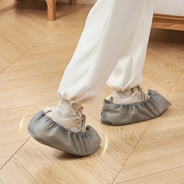 100 Stück Einweg-Stiefelüberzüge in Grau, rutschfest und dehnbar als Bodenschutz für Schuhe - Bild 1