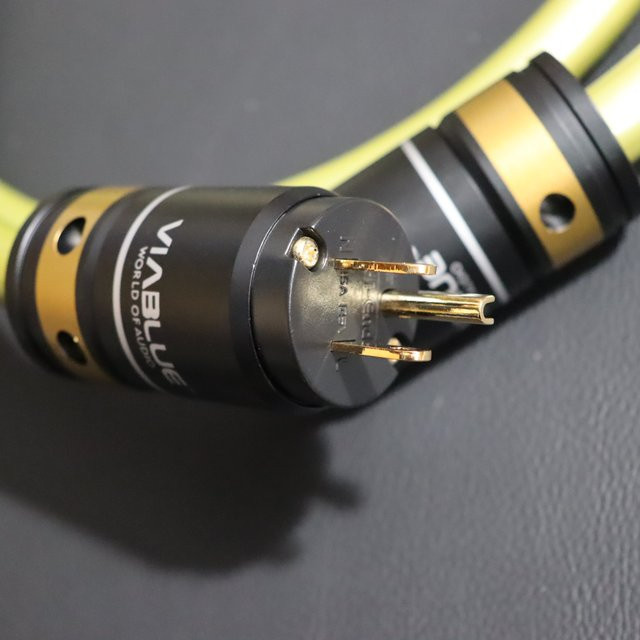 van den hul Audio-Stromkabel mit versilbertem OCC-Leiter und Viablue-Netzstecker für HiFi-Komponenten - Bild 1