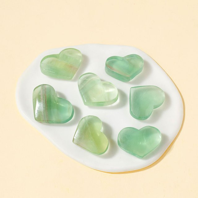 Natürliches Fluorit Herz Ornament aus Rohstein zur Dekoration und für DIY-Schmuckarbeiten - Bild 1