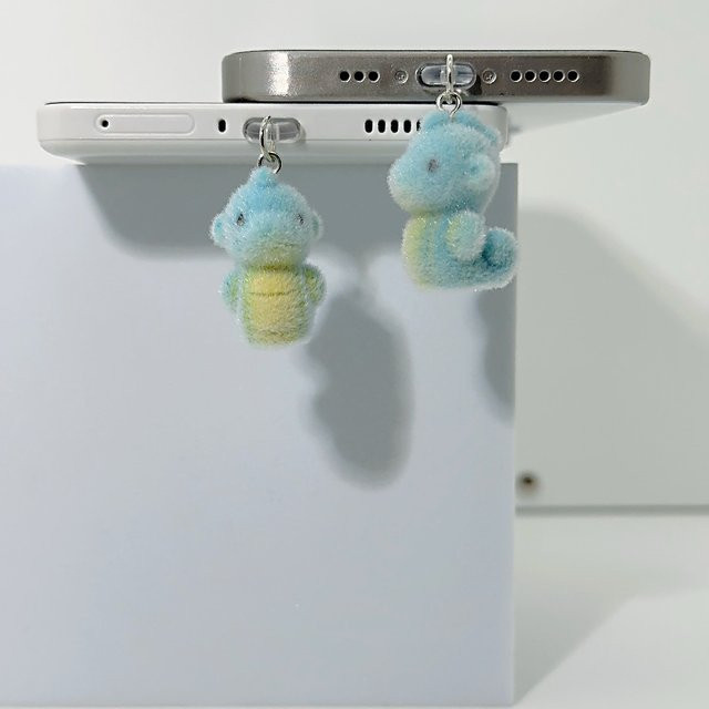 Staubdichter Seepferdchen-Stecker als Plüsch-Anhänger für iPhone mit USB-C und Micro-USB Schnittstelle in Blau mit Farbverlauf - Bild 1