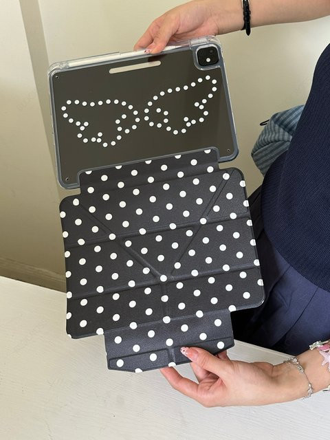 BLOCROSS Faltbare Smart-Hülle mit Verschluss für iPad in Schwarz - Bild 1