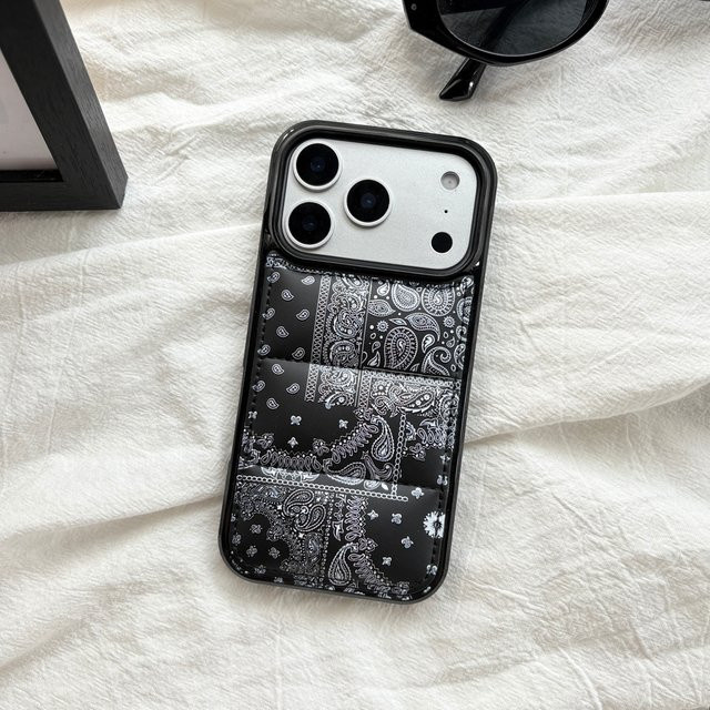 iPhone Puffer-Telefonhülle im Ethno-Stil mit Paisley-Muster aus Stoff in Schwarz für iPhone 17 16 15 14 12 11 Pro Max Plus Air - Bild 1
