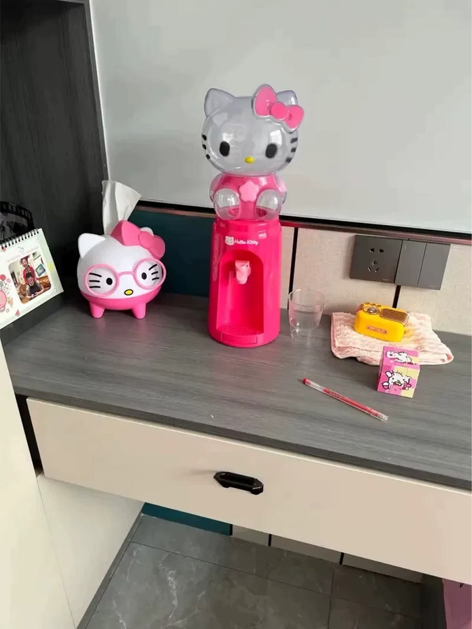 Sanrio Hello Kitty Mini-Wasserspender, tragbarer Desktop-Wasserspender für Zuhause und Büro, Pink, 2 l - Bild 1