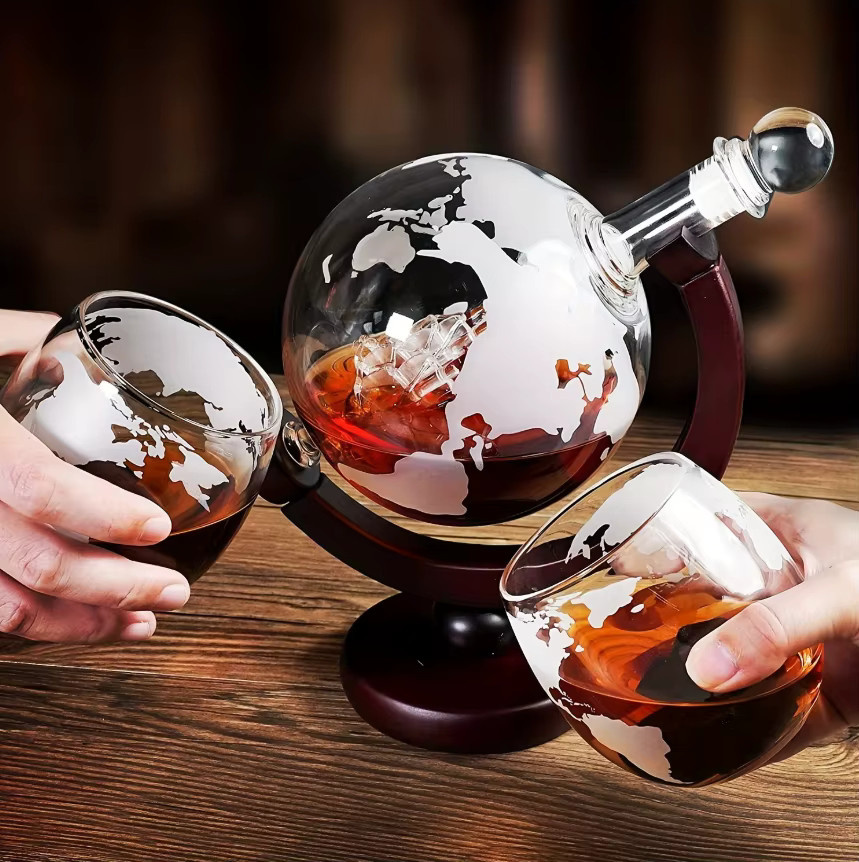 Kreatives Globus-Dekanter-Set mit bleifreier Glas-Karaffe, Holzständer und 2 Whiskygläsern in Braun und Transparent - Bild 2