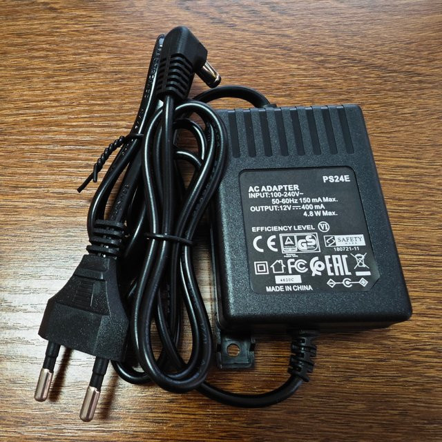 Shure PS24E Netzteil Ladegerät für drahtlose Mikrofone, 12V 400mA, 2m Länge, Schwarz, EU Stecker - Bild 1
