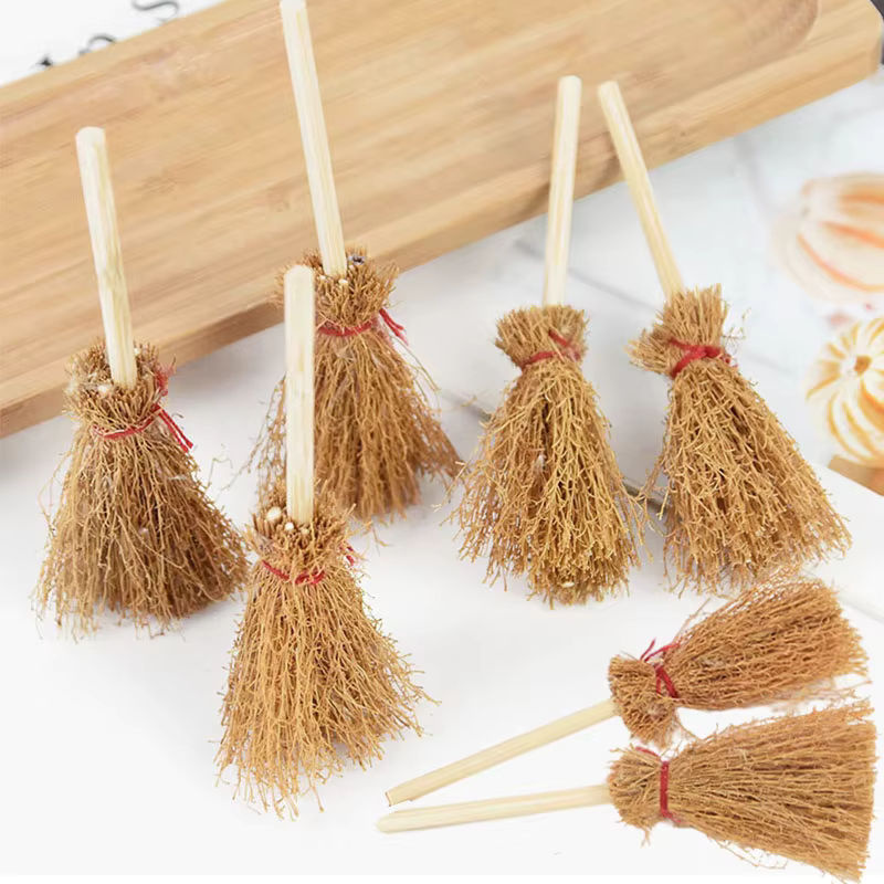 YONGSNOW Mini Hexenbesen aus Stroh und Holz als rustikale Hängeornamente für Halloween und Dekorationen in Beige - Bild 2
