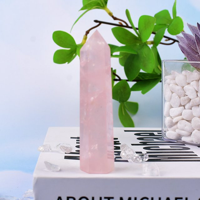 RYCRYSTAL Natürlicher Rosé Quarz Kristall Obelisk in Sechseck-Form, Polierter Kristallzauberstab in Pink zur Dekoration - Bild 1