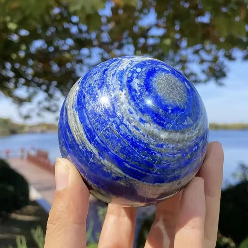 Handgefertigte Lapislazuli Kristallkugel von CrystalHola in Blau als Naturstein-Massagegerät und Dekorationsobjekt - Bild 3