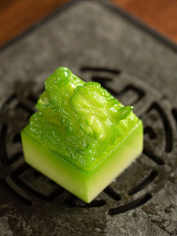 Orientalisches Drachen-Siegel aus Kunstharz in Imperial Jade Grün als dekoratives Tee-Zubehör - Bild 7