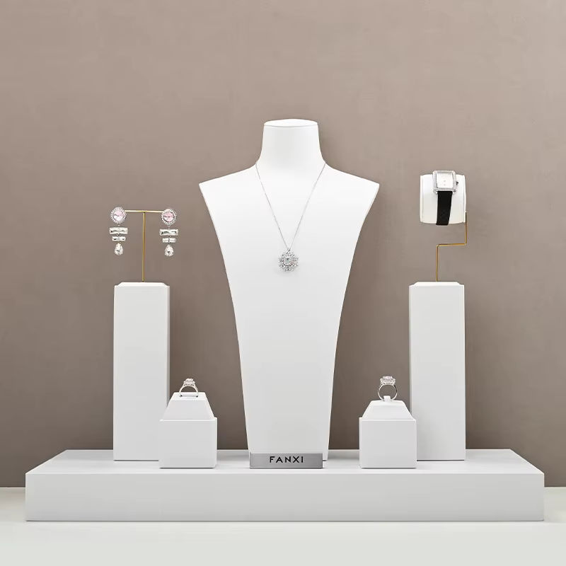 Oirlv Schmuck Display Set aus weißem PU-Leder und Metall für Halsketten, Ohrringe, Armreifen und Ringe - Bild 2