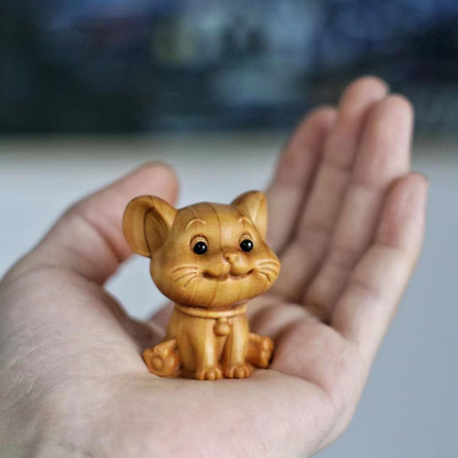 CosyHome Waldmaus Ornamente aus Holz in Braun mit feiner Gravur als hängendes Miniatur-Heimtiermodell - Bild 2