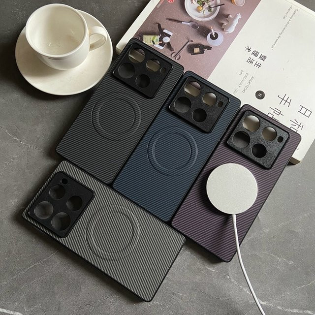 Magnetische MagSafe Schutzhülle für Motorola Moto Edge Serie mit Carbonfaser-Textur aus PU-Leder in Schwarz und Lila - Bild 1