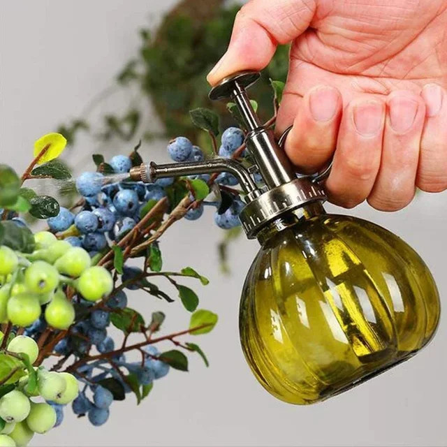 HOCOSHINE Glas Sprühflasche im Vintage-Design als Retro-Pflanzensprüher in Bronze mit langem Auslauf - Bild 1