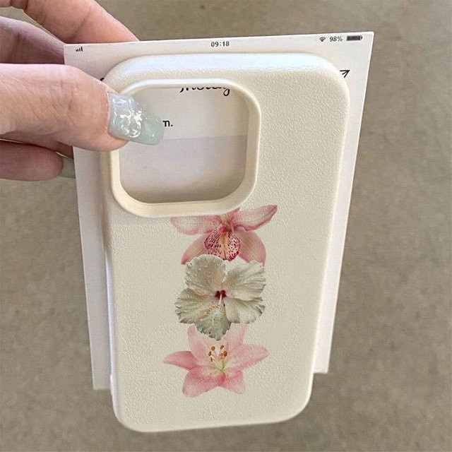 Minimalistische Handyhülle mit Blumenmustern und Litschi-Struktur für Apple iPhone 17, 16, 15 Serien in Beige und Weiß - Bild 1
