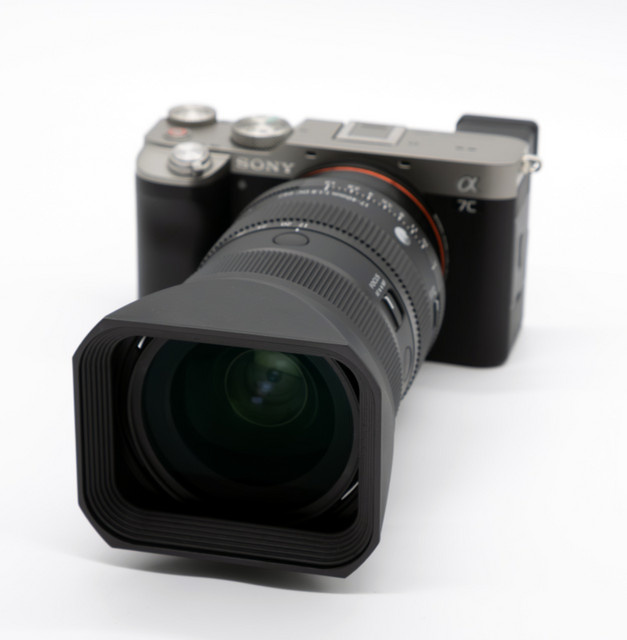 Sigma Quadratische Bajonett-Gegenlichtblende mit Kappe für Sigma 17-40 mm f/1.8 DC Art in Schwarz - Bild 1
