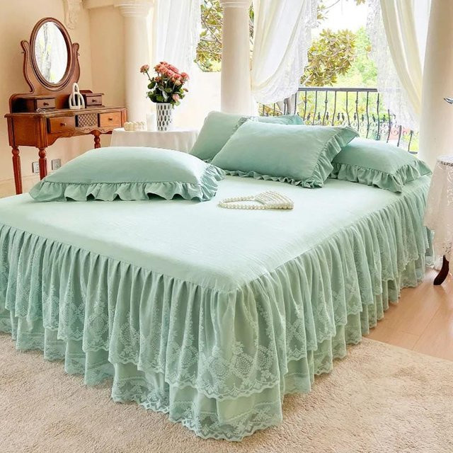 Dreilagiger Bettüberwurf aus Gazespitze von Your Warm Home in Grün mit gerüschtem Rand, B/B: 200 x 220 cm - Bild 1