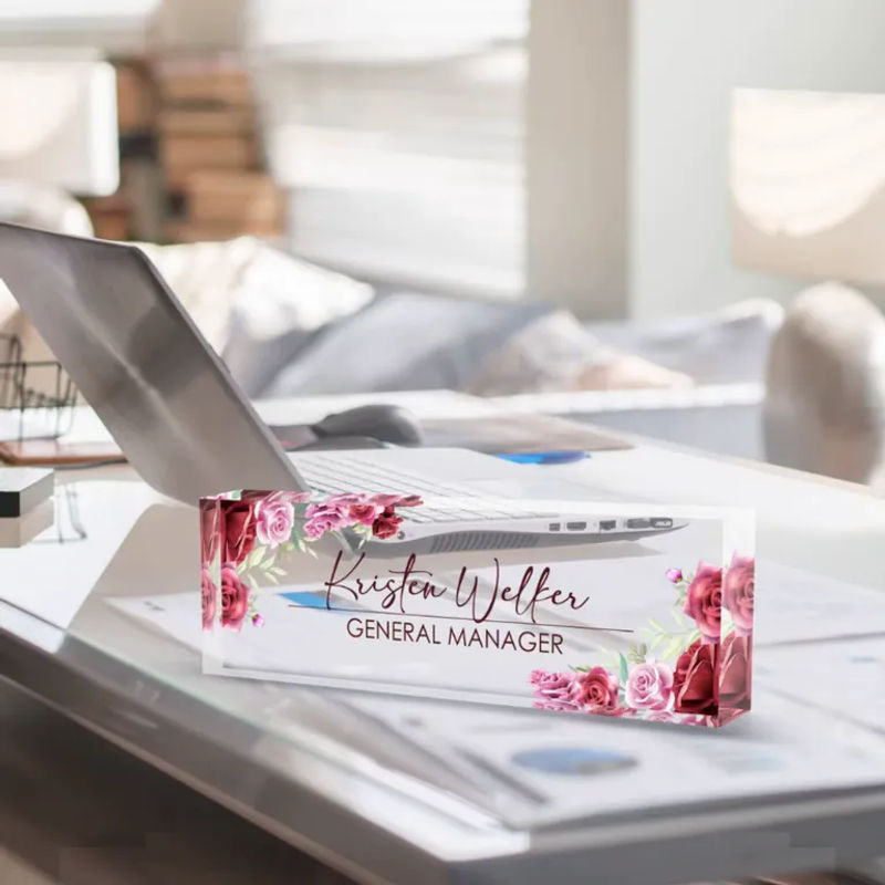Personalisiertes Acryl-Schreibtisch-Namensschild von Hello Young mit rosa Blumenmuster - Bild 2