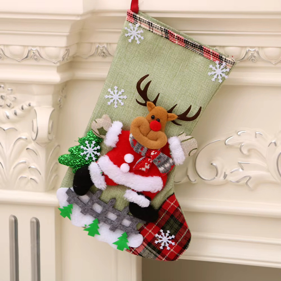 4-teiliges APWIKOGER Weihnachtsstrümpfe-Set aus Plüsch in Rot und Multicolour mit Weihnachtsmann, Schneemann, Bär und Elch zum Aufhängen am Kamin oder Weihnachtsbaum - Bild 3