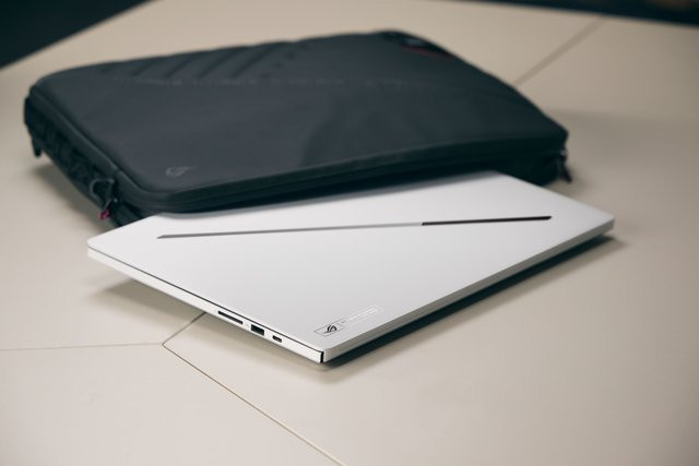 ASUS ROG Zephyrus G16 Gaming-Notebook in Platinum White mit 16 Zoll WQXGA, Intel Core Ultra 9, 32GB RAM und 1TB SSD - Bild 2