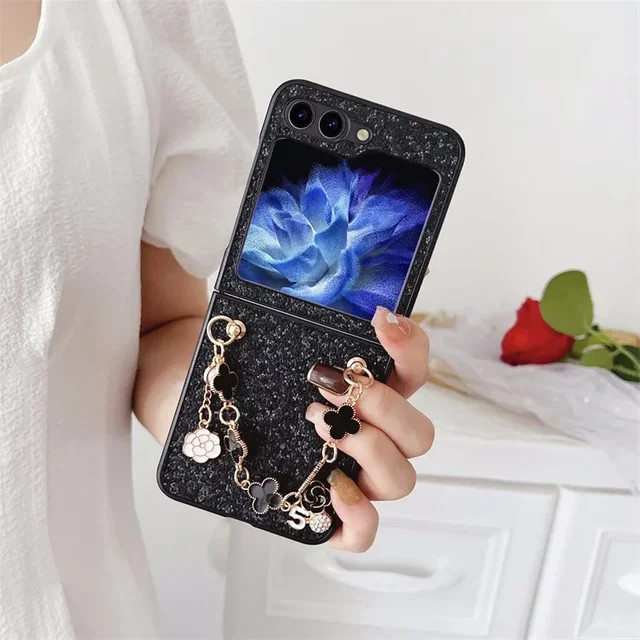 Süße Blumenkette Handyhülle aus Leder mit Glitzer-Effekt für Samsung Galaxy Z Flip 7, Z Flip6, Z Flip5, Z Flip4 und Z Flip3 5G in Schwarz oder Weiß - Bild 1