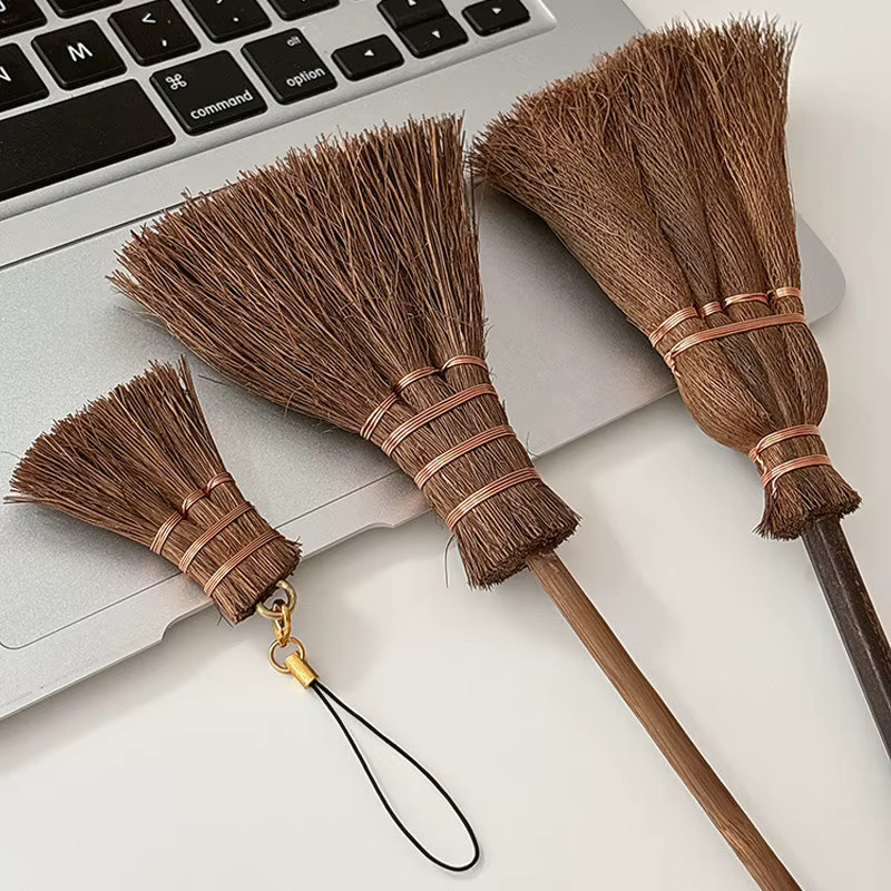 Tragbarer Mini-Besen aus Holz mit Naturborsten in Braun für Schreibtisch und Tastatur, Wandmontierbar, B/T/H: 17,0 x 9,5 cm - Bild 2