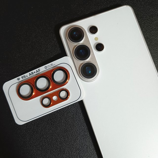 Samsung Galaxy S26 Ultra Kameraschutz mit CD-Muster und Metallrahmen in Silber, HD-Glaslinsenfilm Aufkleber - Bild 1