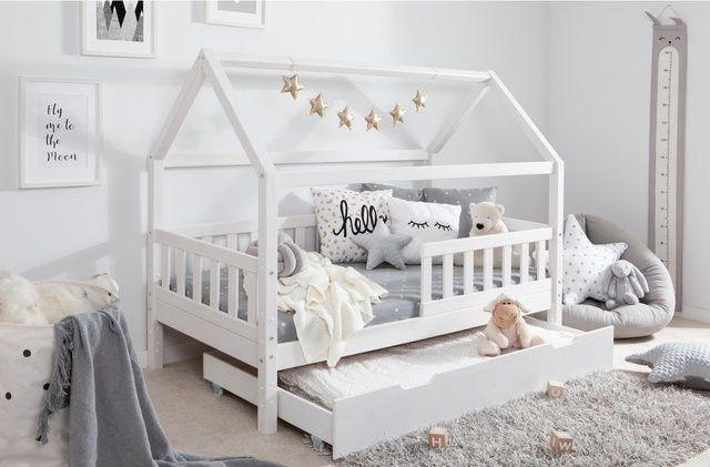 TiCAA Montessori Hausbett Kay aus Kiefer Massivholz mit Schubladen und Rausfallschutz in Weiß - Bild 1