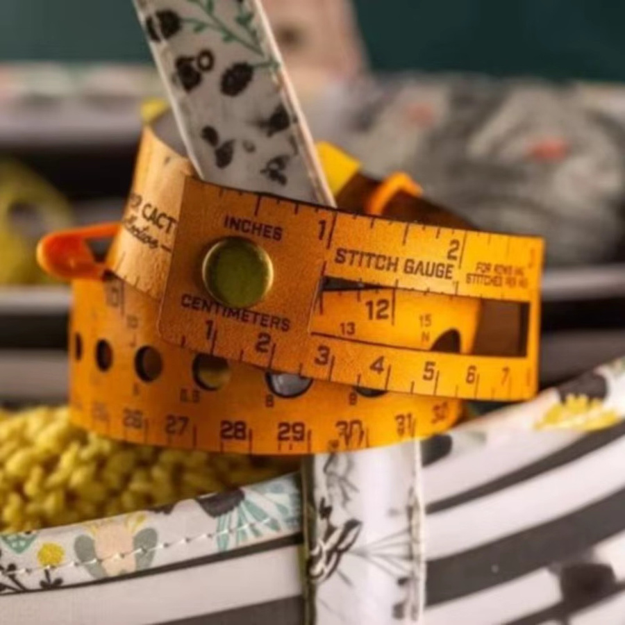 Multifunktionales 7-in-1 Leder-Messwerkzeug mit Stichmarkierungen und Handgelenklineal in Braun - Bild 3