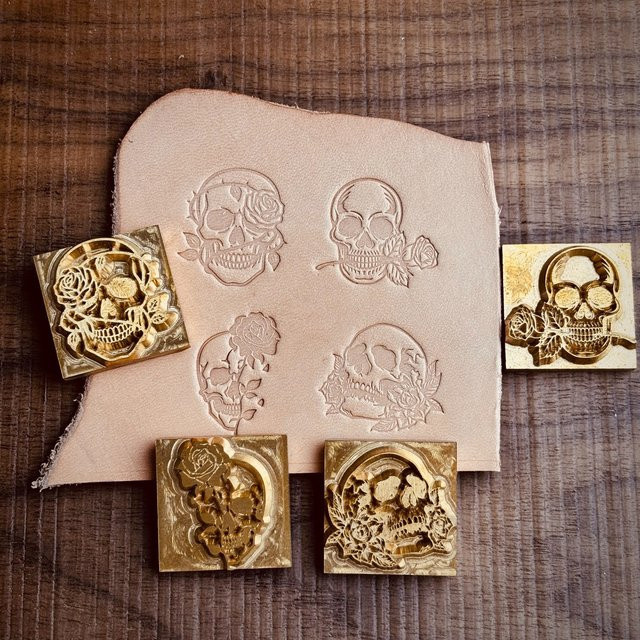 Heißprägestempel mit Rosen-Totenkopf-Design aus Messing in Gold für Leder, Holz und Ton - Bild 1