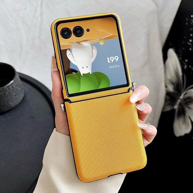 Motorola Handyhülle mit vertikaler Stangen-Textur und Seitenverschluss für Moto Razr 60, Razr 50 Ultra, Razr 50, Razr Plus und Moto Razr Plus 2024, Gelb, mit Kameraschutz - Bild 1