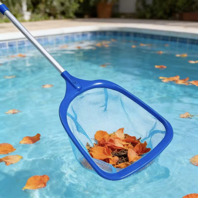 Blaues Poolblatt-Skimmernetz mit Metallstange und ergonomischem Griff aus Kunststoff und Metall zur Entfernung von Teichschutt - Bild 2