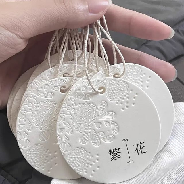 SLOOBAO Recycelbare Kleidungsetiketten mit individuellem Markenlogo als Preisschild und Hängeetikett in Weiß aus Papier - Bild 1