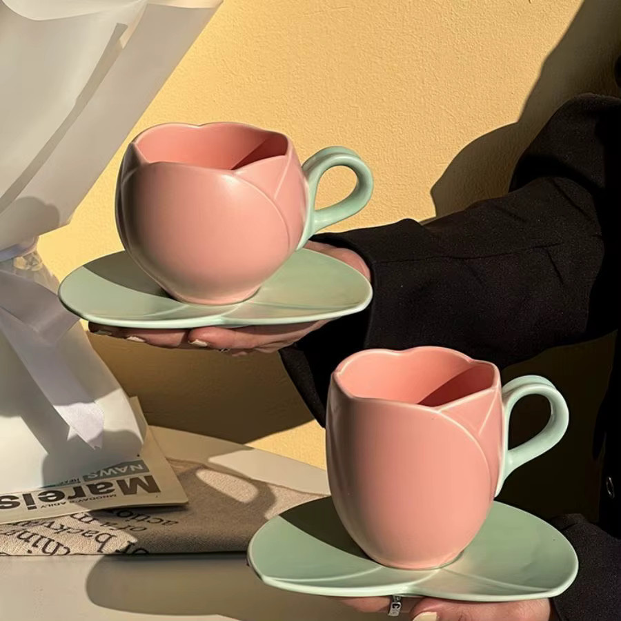 Keramik Tasse und Teller-Set mit floralem Tulpen-Design in Rosa, Rot und Beige, 300 ml - Bild 2