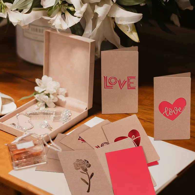 Grußkarte mit hohlem Herz und Blumen in Braun inklusive Umschlag für Valentinstag, Muttertag oder Hochzeit - Bild 3