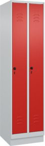 C+P Spind Classic PLUS Spind mit Sockel, 2 Abteile, Sicherheits-Drehriegel und 3 Garderobenhaken, grau/rot, H x B x T: 195 x 50 x 50 cm - Bild 1