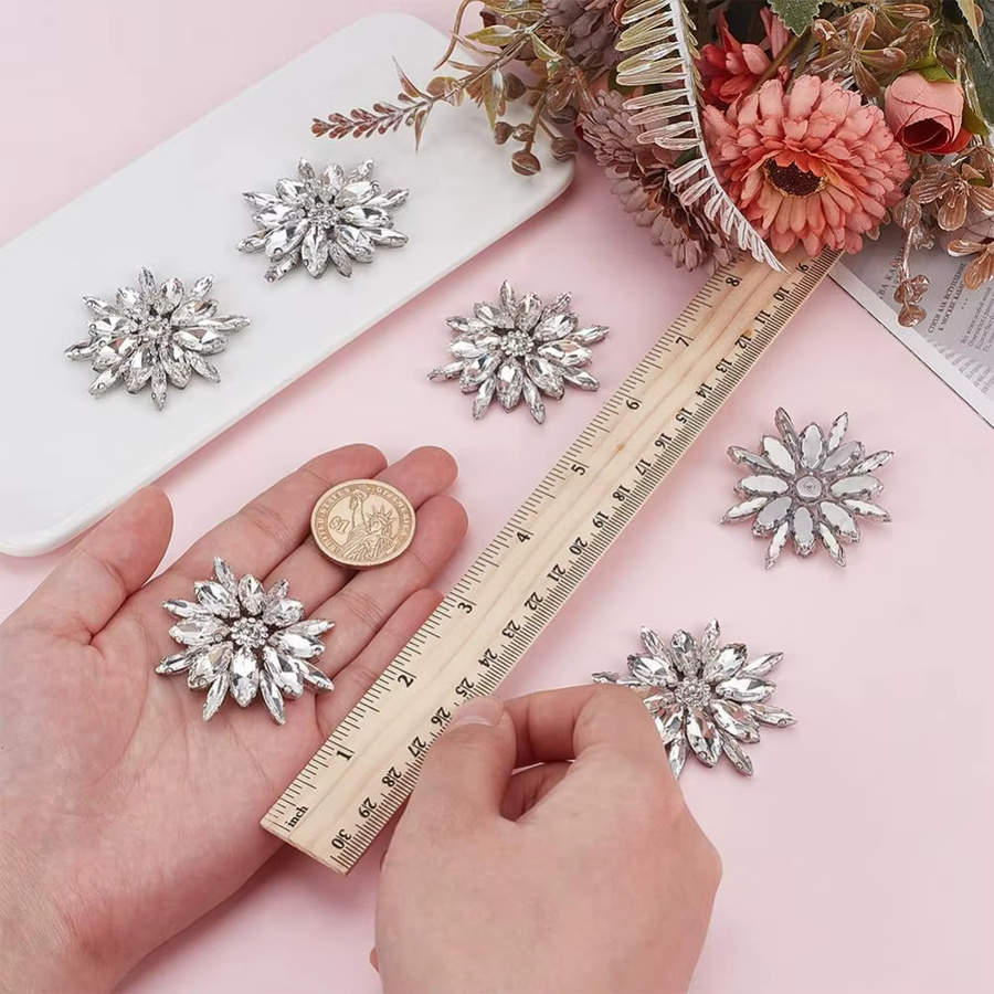 6 Stück Blumen-Hotfix-Strass-Applikationen in Platin und Transparent, B: 5 x 4,7 cm - Bild 2