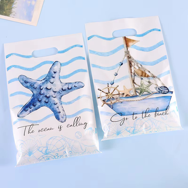 Blaue Geschenktüten im Ozean-Thema mit Korallenriff- und Meereslebewesen-Designs für Unterwasser-Partys aus Kunststoff - Bild 1