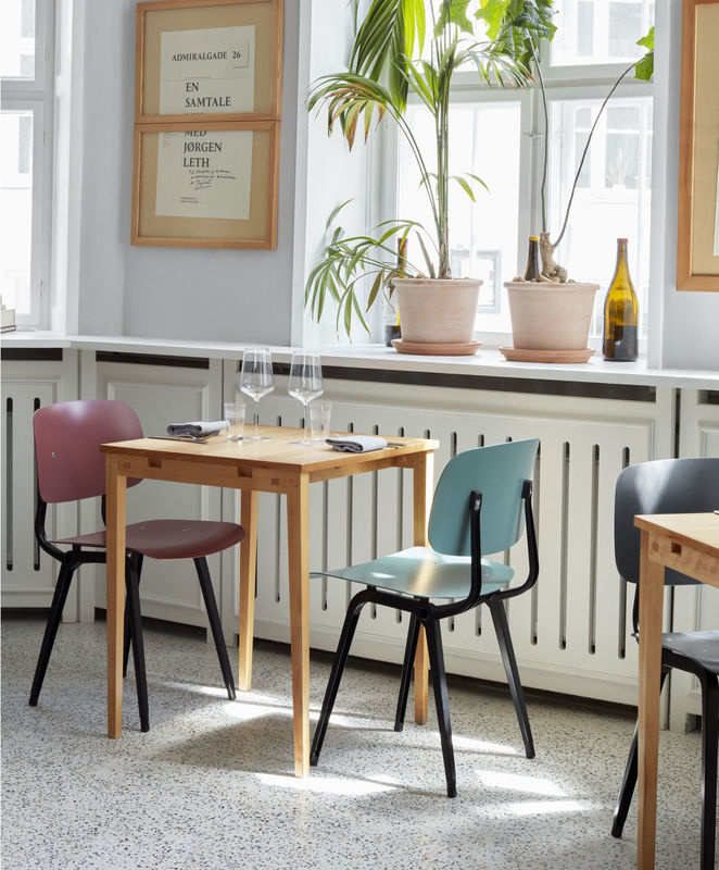 HAY Revolt Stuhl in Rot aus Stahlblech und ABS-Material im minimalistischen Design - Bild 2