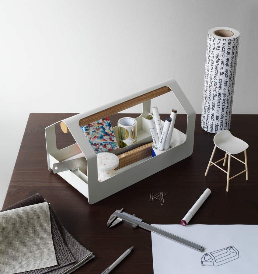 Normann Copenhagen Haus Toolbox aus Metall und Holz mit Griffen - Bild 2