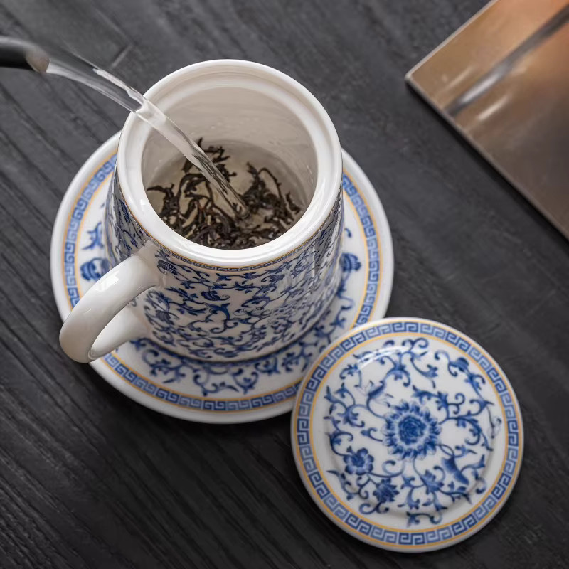 Exquisite Teetasse aus Jade-Porzellan in Blau und Weiß mit floralem Design - Bild 1
