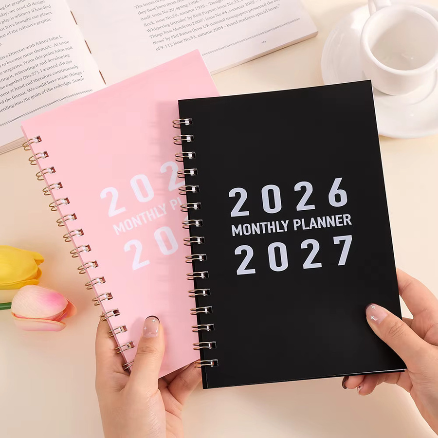 Schüler-Monatsplaner 2026–2027 in Schwarz mit Spiralbindung und Softcover aus Kunststoff und Papier für dein Zeitmanagement in der Schule - Bild 1