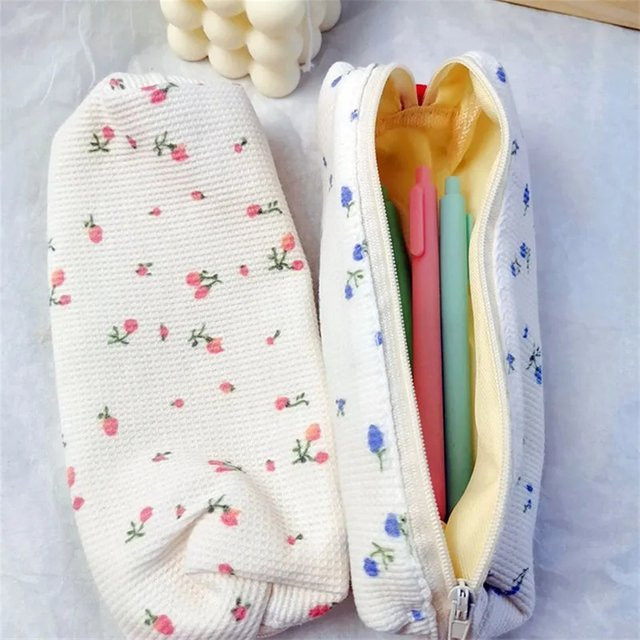 Niedriges Federmappe mit Blumenmuster als flaches Textil-Stiftebeutel in Mehrfarbig für Schüler und Studenten - Bild 1