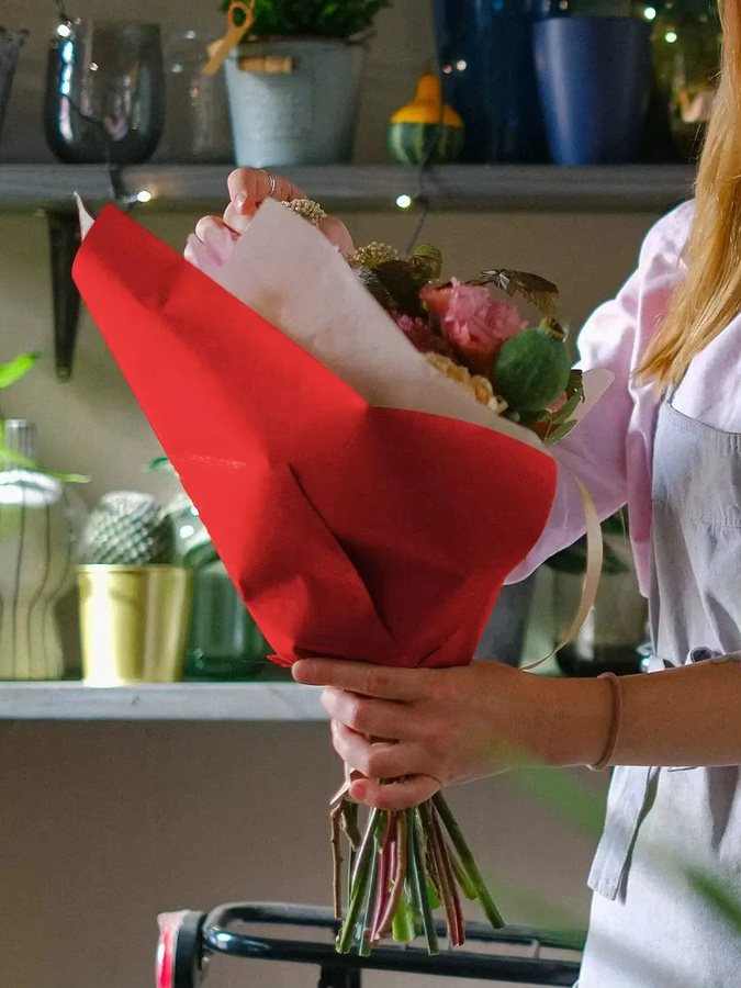 Rotes Kraftpapier als umweltfreundliches Geschenkpapier und Polsterpapier für den Versand - Bild 4