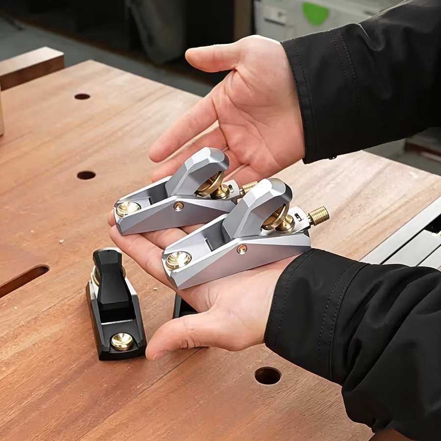 FNICEL Holzbearbeitungs-Handhobel mit Niedrigwinkel aus Aluminiumlegierung in Silber mit polierter Stahlklinge für gratfreie Holzbearbeitung und DIY-Projekte - Bild 3