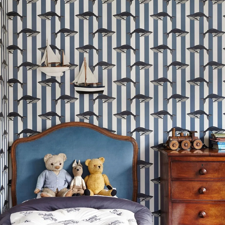 House of Hackney Tapete Baleana Denim in Blau mit Art Deco Streifenmuster - Bild 1